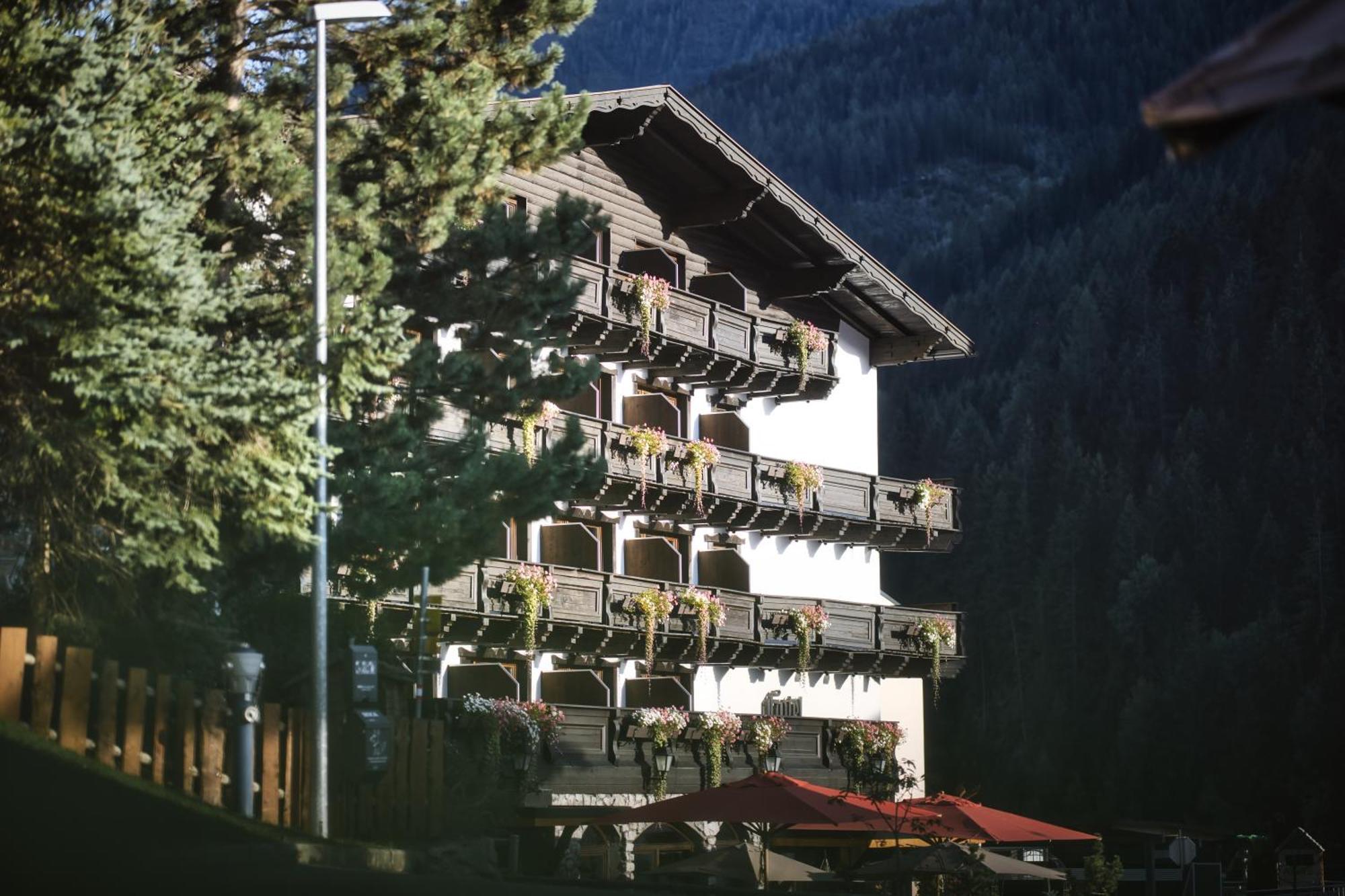 Berghotel Basur - Das Schihotel Am Arlberg Flirsch Bagian luar foto