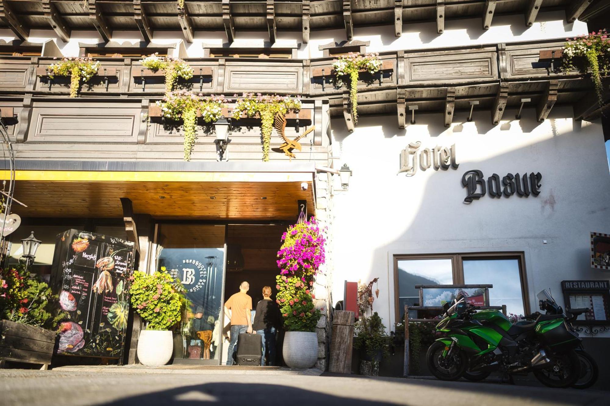 Berghotel Basur - Das Schihotel Am Arlberg Flirsch Bagian luar foto