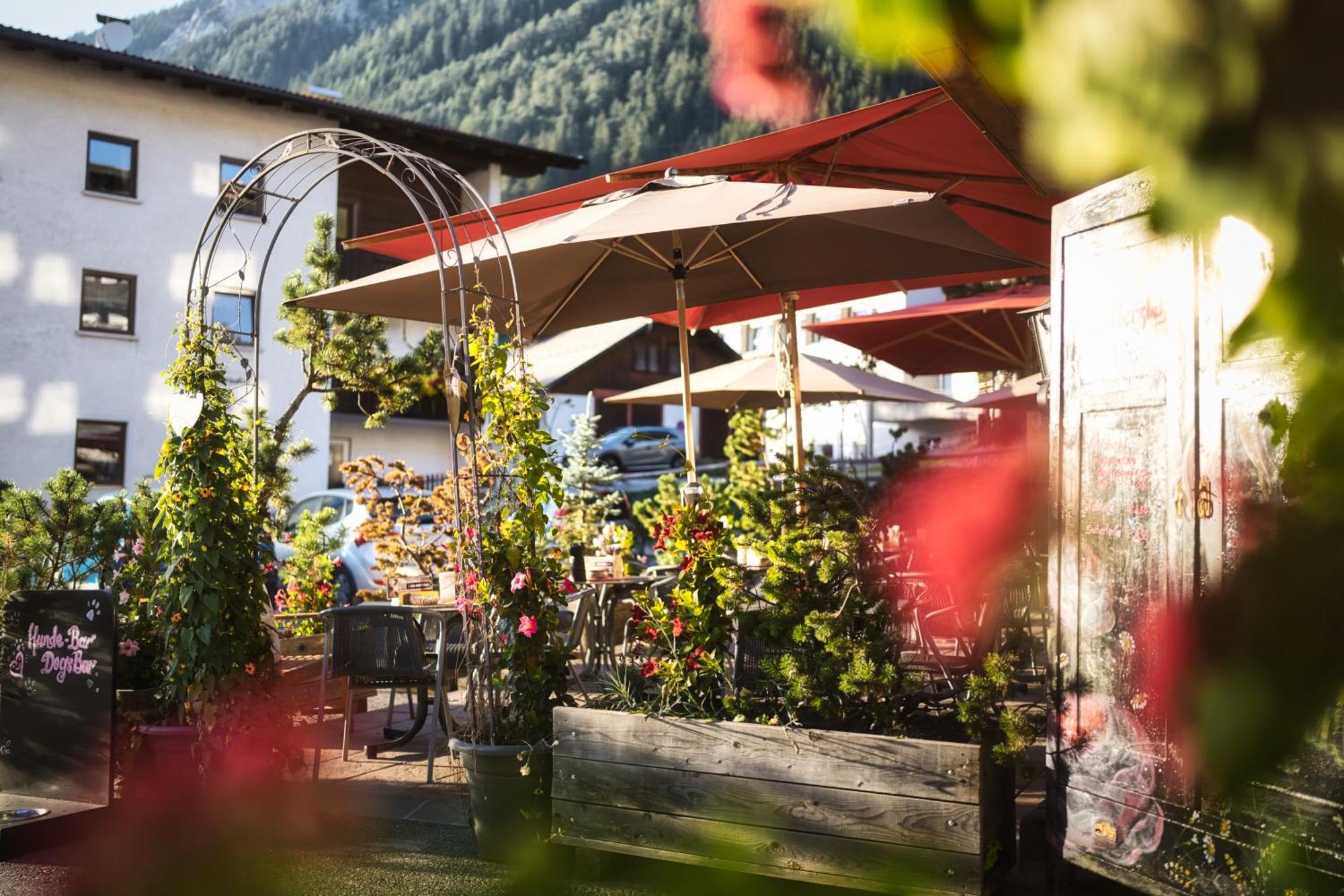 Berghotel Basur - Das Schihotel Am Arlberg Flirsch Bagian luar foto